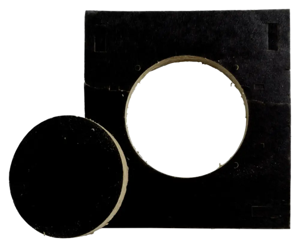 Schwarzes Isolationselement mit quadratischer Form und rundem Bauteil, hergestellt von Wolf, zur Wärmedämmung, vermutlich für Heizungsinstallation.
